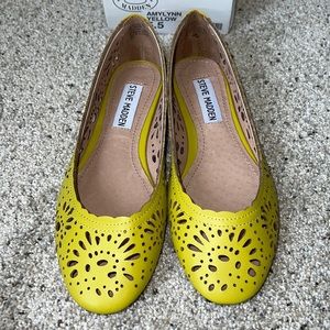 AUTH NIB STEVE MADDEN Amylynn Yellow Perforated Flats US 5.5